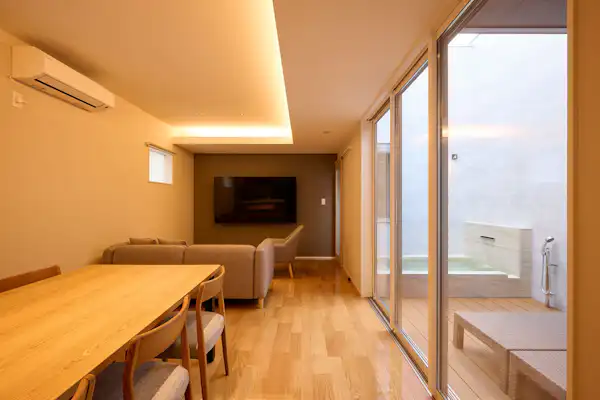 BASE TWO-거실 및 다이닝 공간・중정