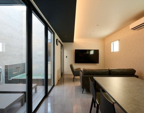 BASE ONE-リビングダイニング・中庭