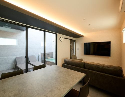 BASE ONE-リビングダイニング・中庭