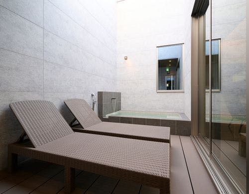 BASE ONE-中庭（水風呂）