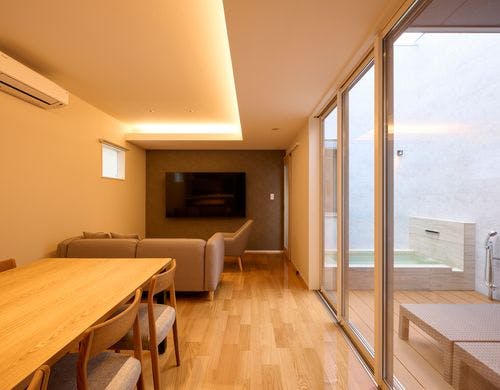 BASE TWO-リビングダイニング・中庭