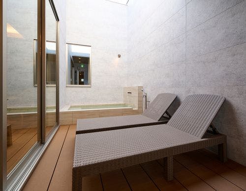 BASE TWO-中庭（水風呂）