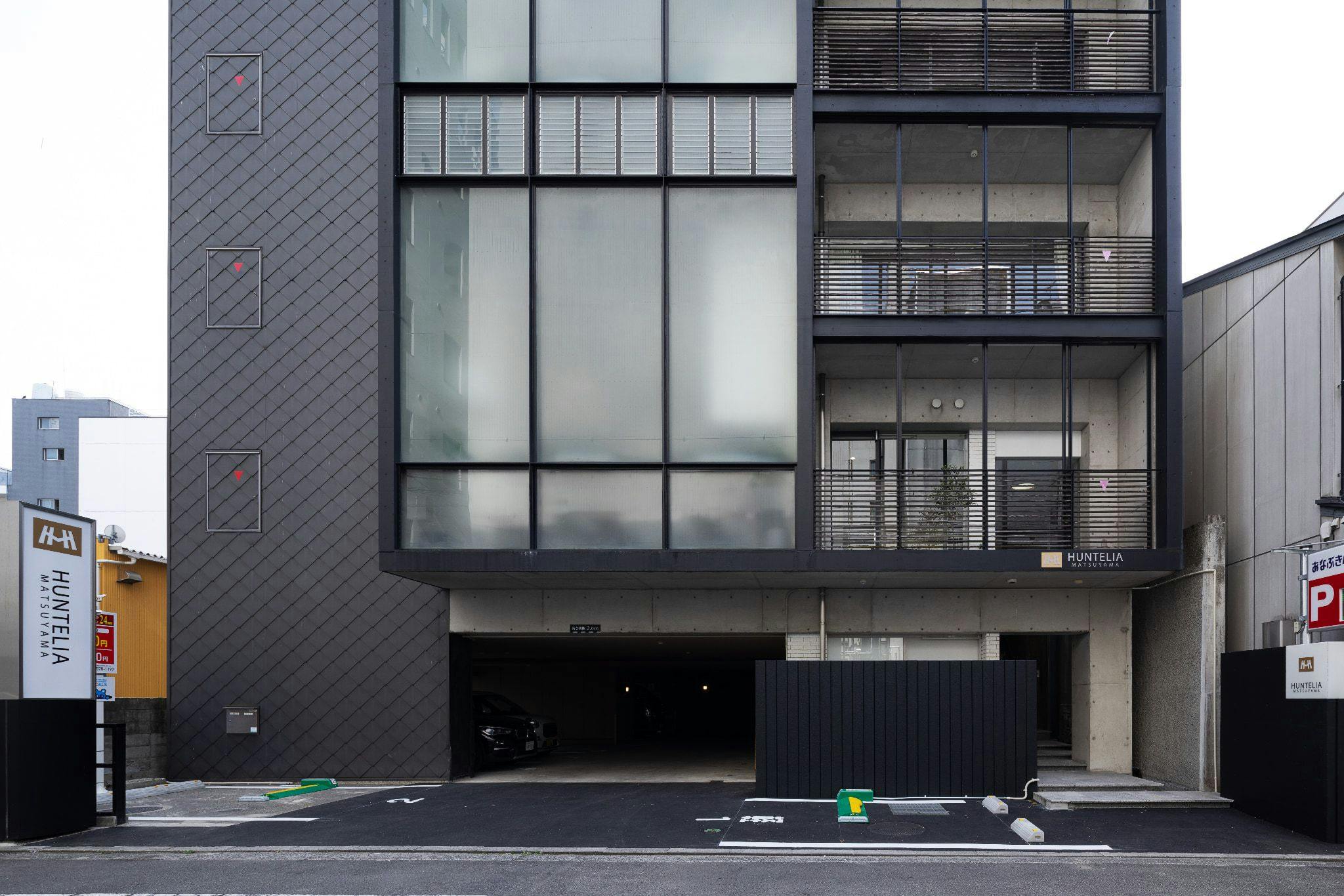 ด้านหน้าโรงแรม (กลางวัน)