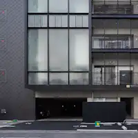 ด้านหน้าโรงแรม (กลางวัน)