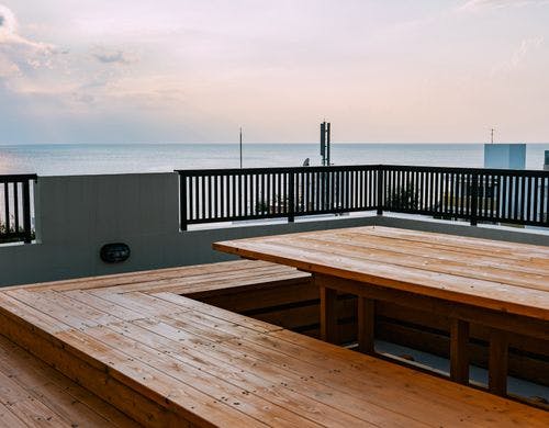 ルーフトップから北谷の街並みを一望