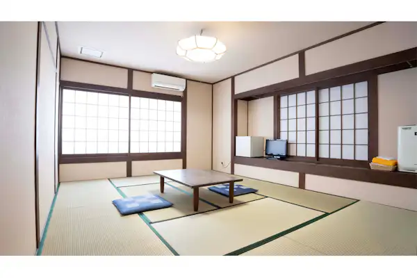 ห้องพักชั้น 2 ห้องไผ่
มีห้องน้ำอยู่หน้าห้องพัก