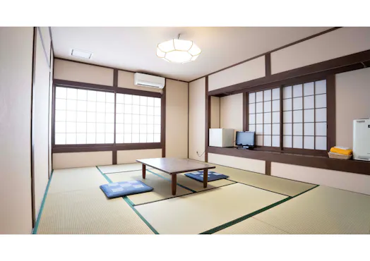 ห้องพักชั้น 2 ห้องไผ่
มีห้องน้ำอยู่หน้าห้องพัก