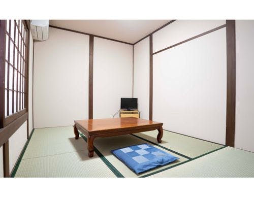 和室の一例。隣接した部屋がありません。
