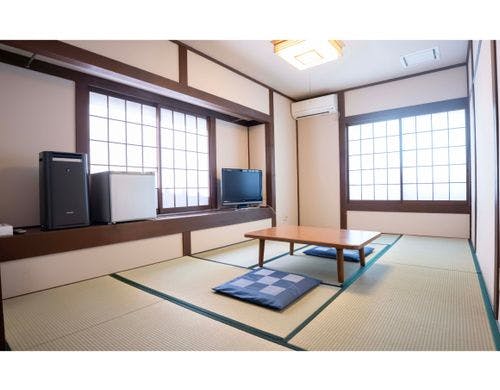 お手洗いはお部屋の近くにあります