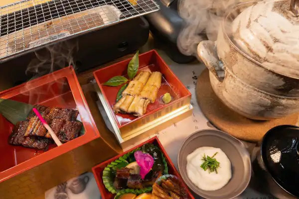 คอร์สอาหารปลาไหลที่รังสรรค์ให้สมบูรณ์ร่วมกับลูกค้า