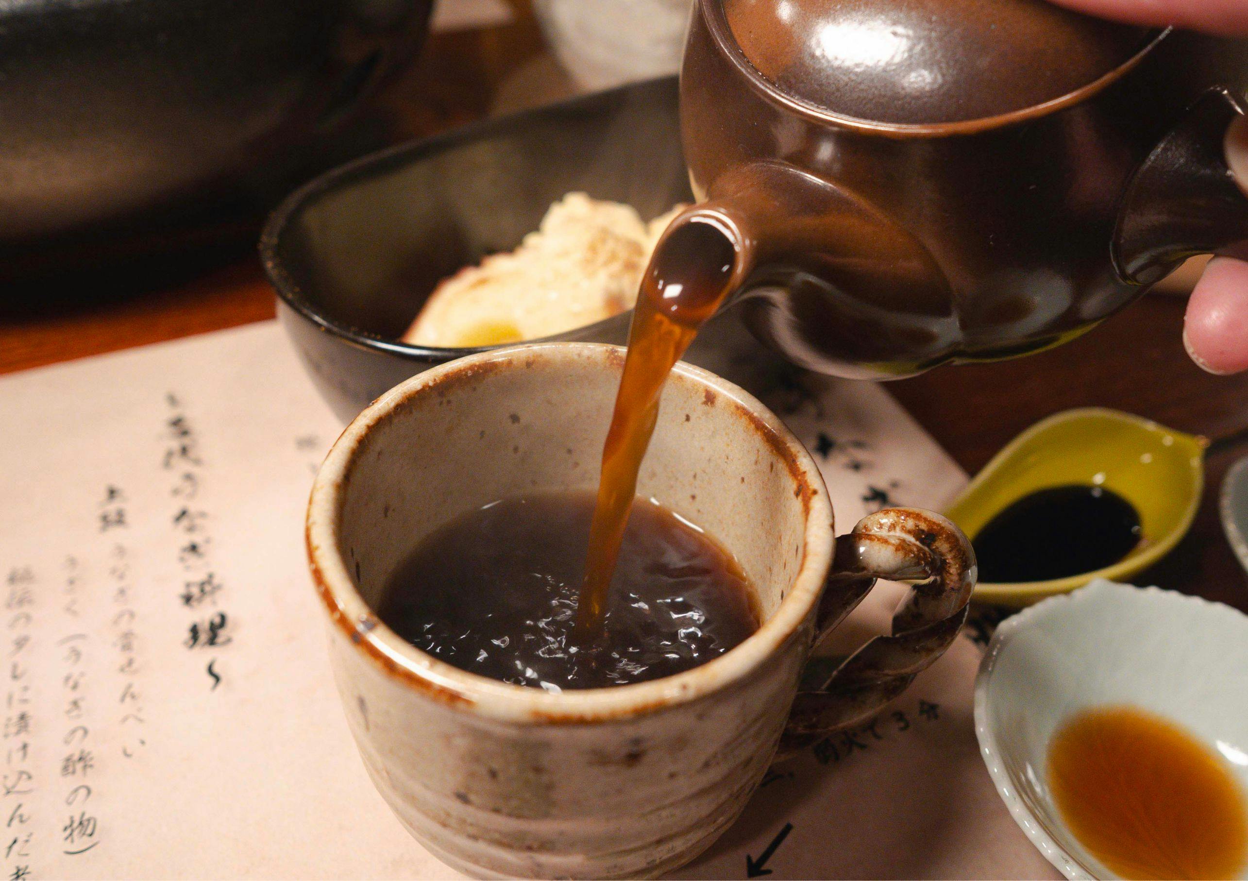 กาแฟที่ชงด้วยเครื่องปั้นดินเผาบังโกะ