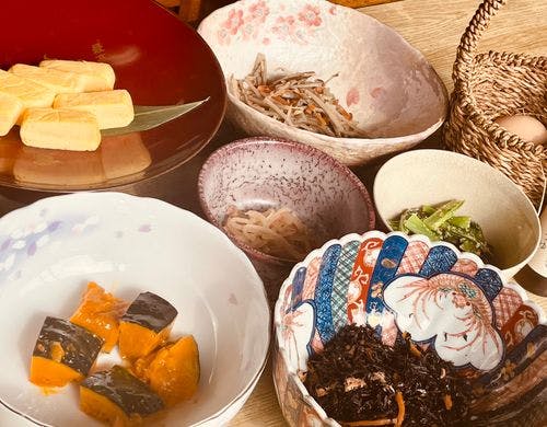 朝食はおばんざいバイキングです