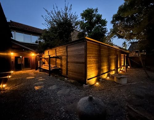 囲いの向こうが中庭です