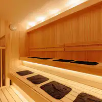 มีห้องอาบน้ำรวมขนาดใหญ่ “NAGI” ภายในอาคาร พร้อมซาวน่าแห้ง