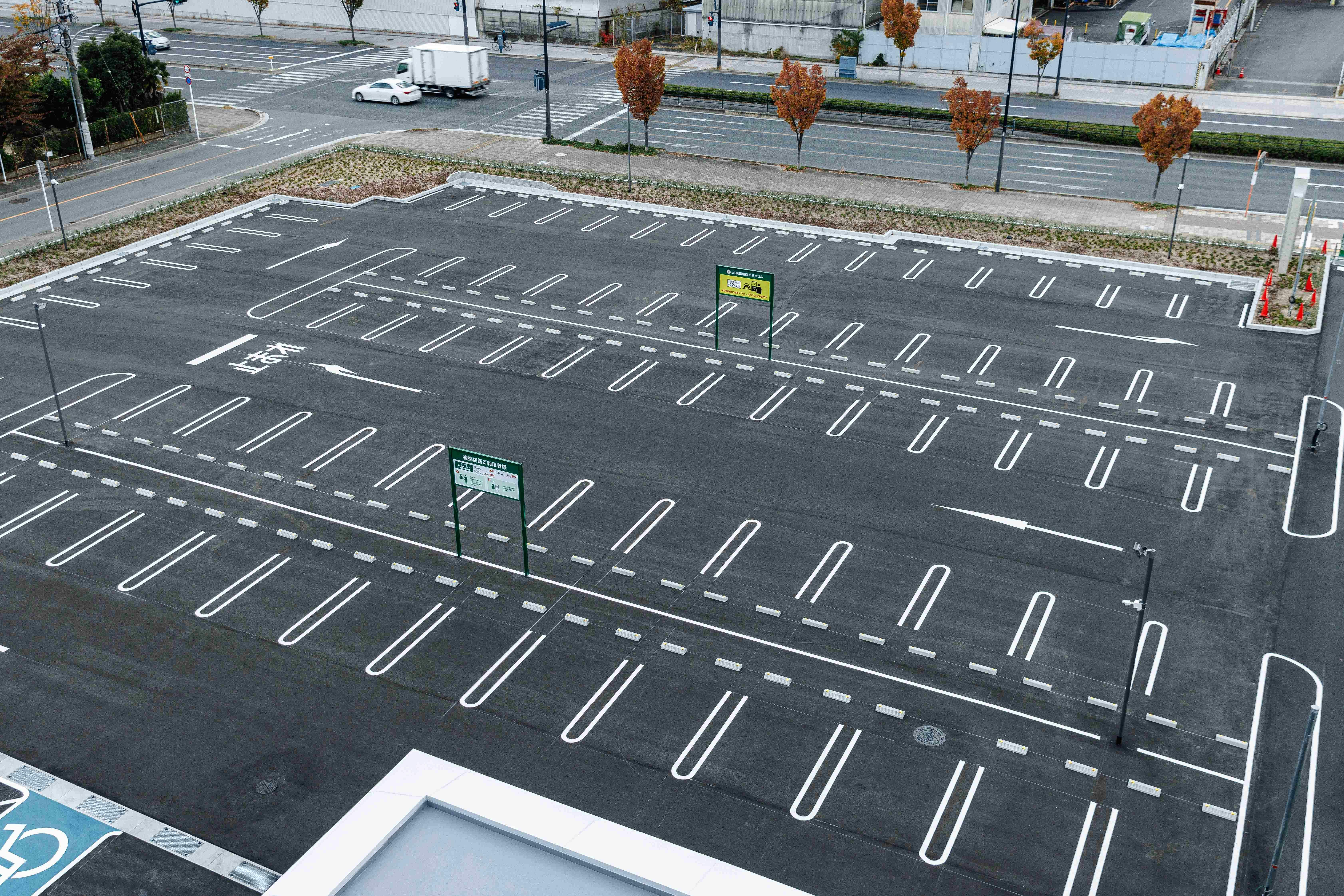 ที่จอดรถแบบลานจอด: รองรับรถได้สูงสุด 97 คัน