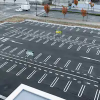 ที่จอดรถแบบลานจอด: รองรับรถได้สูงสุด 97 คัน