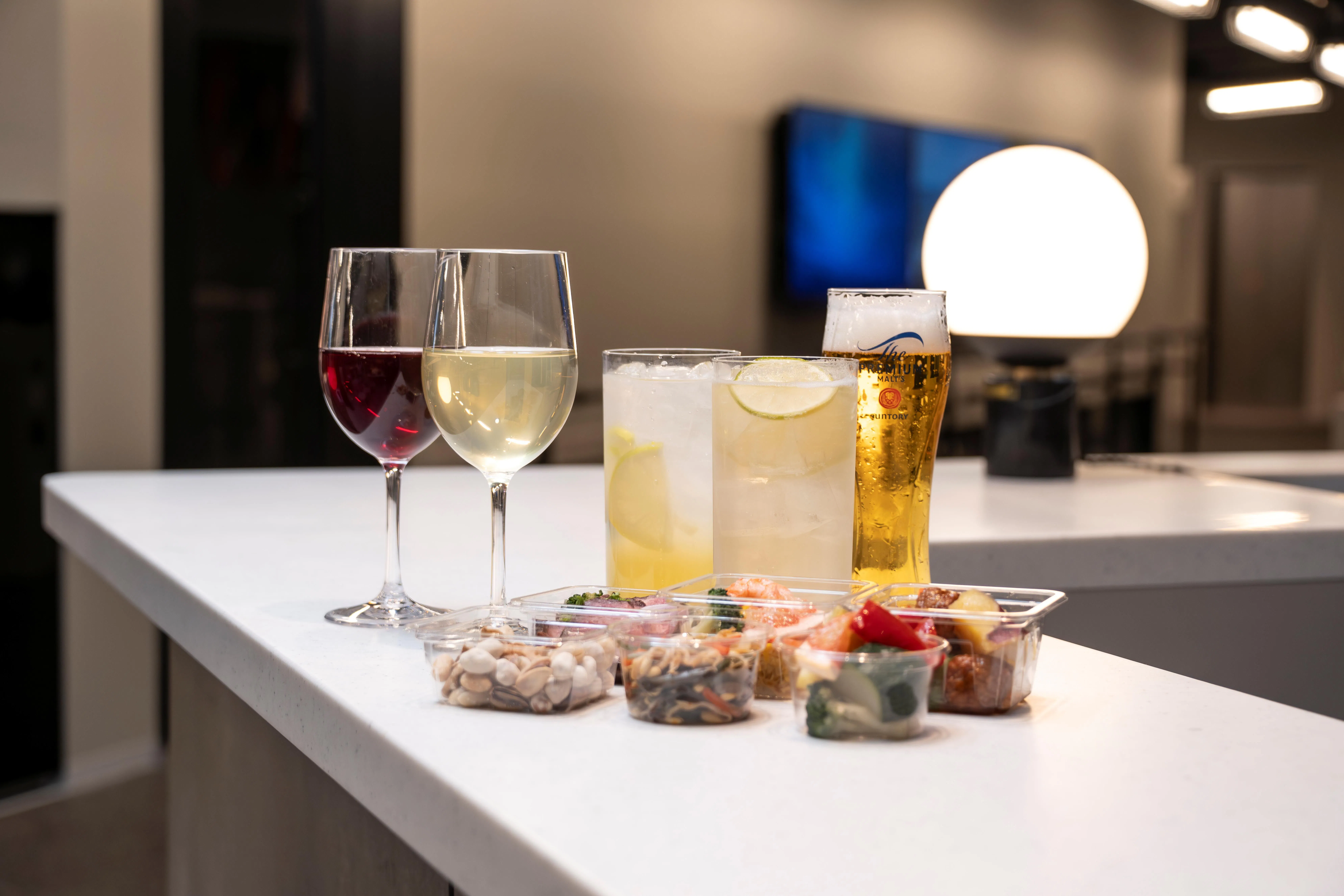 เครื่องดื่มและของว่าง (ภาพประกอบ)