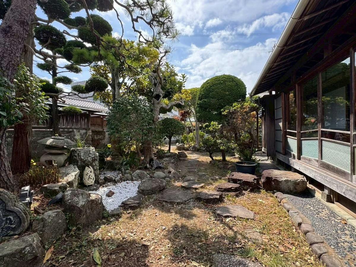 Accommodation “Saichu”with Free-Flowing Hot Spring Water and Traditional Namako Walls