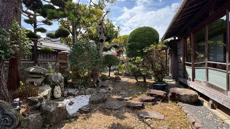 Accommodation “Saichu”with Free-Flowing Hot Spring Water and Traditional Namako Walls