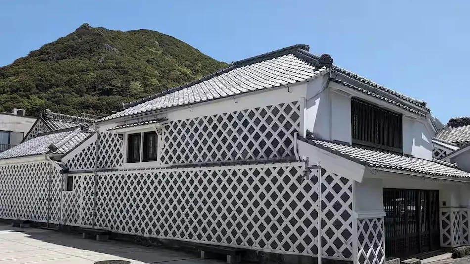 Accommodation “Saichu”with Free-Flowing Hot Spring Water and Traditional Namako Walls