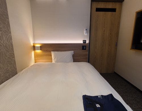 シーリー社ダブルワイドベッドをご用意。