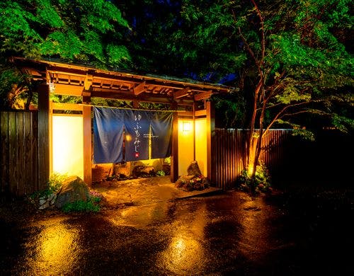 静けさの中で、灯りが旅人を包む