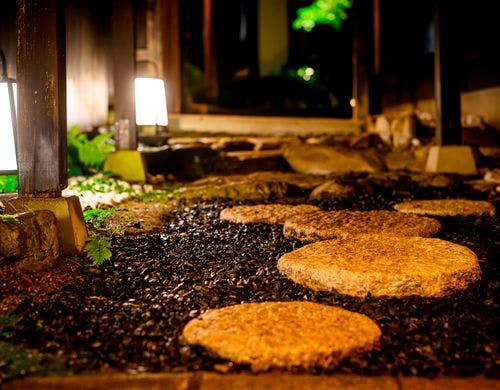 灯りが導く夜の道