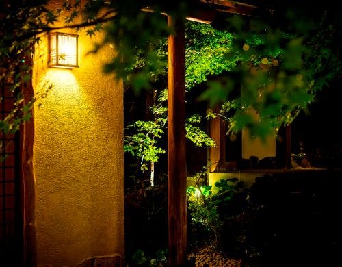 灯りがそっと迎える、由布院の夜の入口