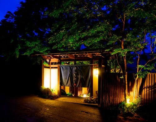 静けさの中で、灯りが旅人を包む