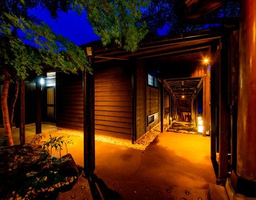 灯りが迎える、静かな夜の入口