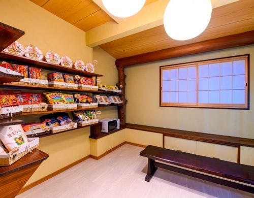 旅の思い出を、売店でそっと選ぶ