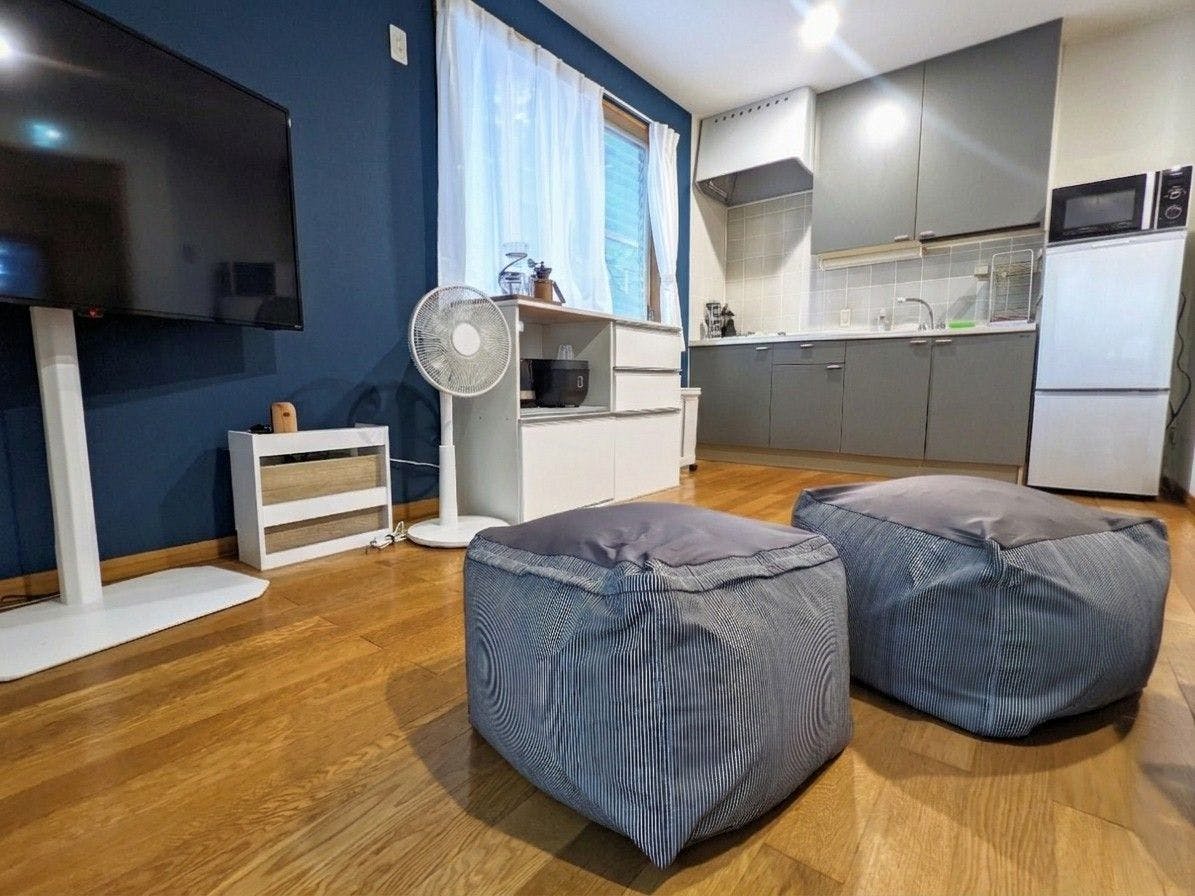 ห้องนั่งเล่นของคอทเทจแบบ 2 ห้องนอน 1 ห้องนั่งเล่น รองรับผู้เข้าพัก 1–5 ท่าน