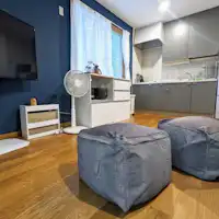 ห้องนั่งเล่นของคอทเทจแบบ 2 ห้องนอน 1 ห้องนั่งเล่น รองรับผู้เข้าพัก 1–5 ท่าน