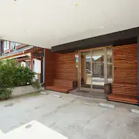 ทางเข้าอาคาร
