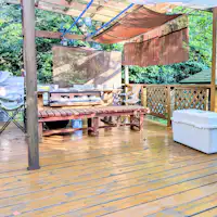 Barbekyu di dek kayu