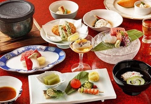 【お食事場所は当館一任】旬の味わいと名湯を堪能。季節の会席＆源泉かけ流し┃露天風呂付客室スイート