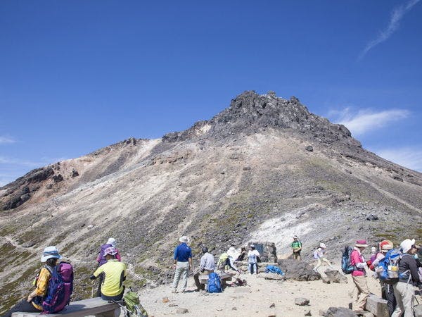 可以通過多種路線登頂茶臼岳。