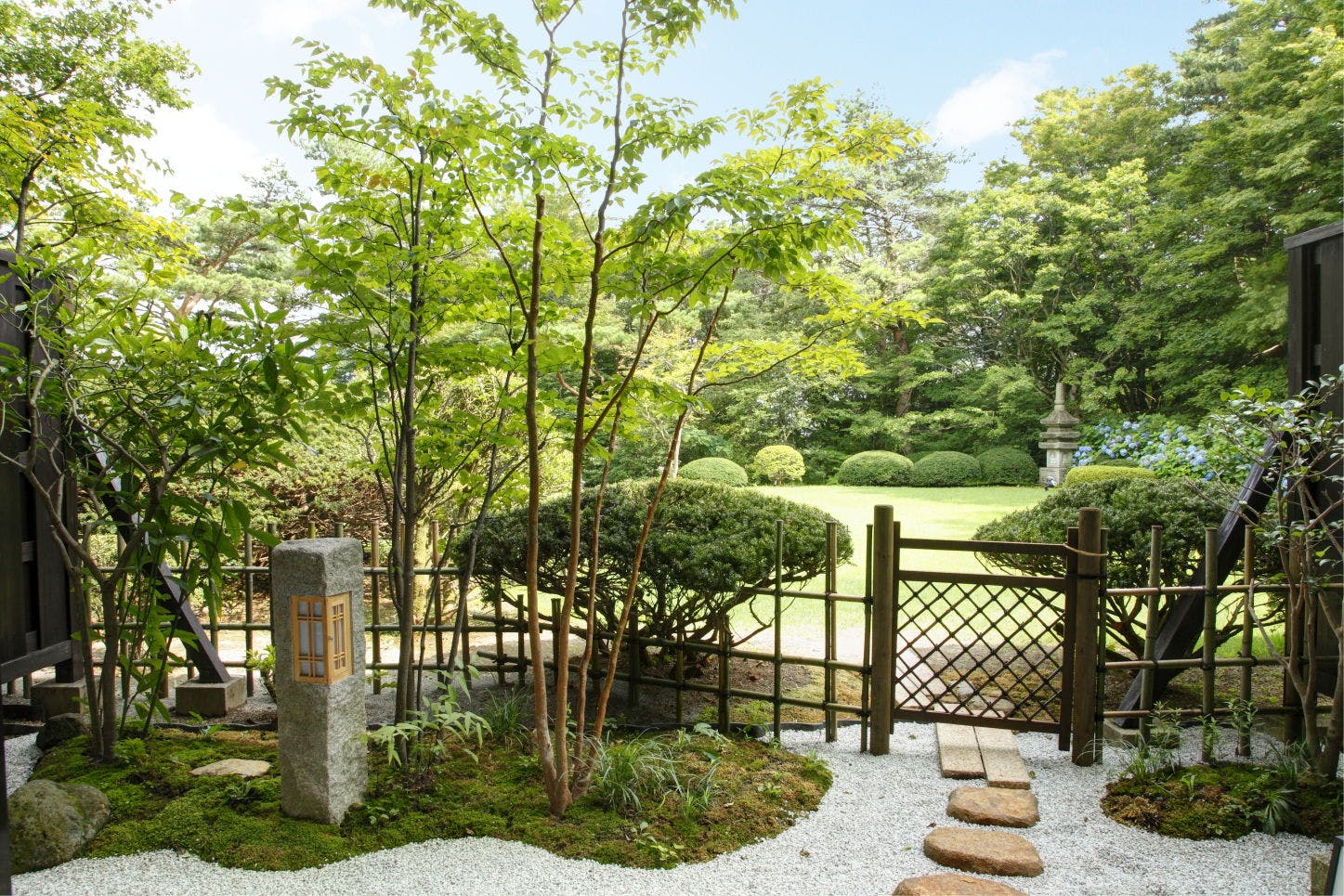 客室から望む日本庭園