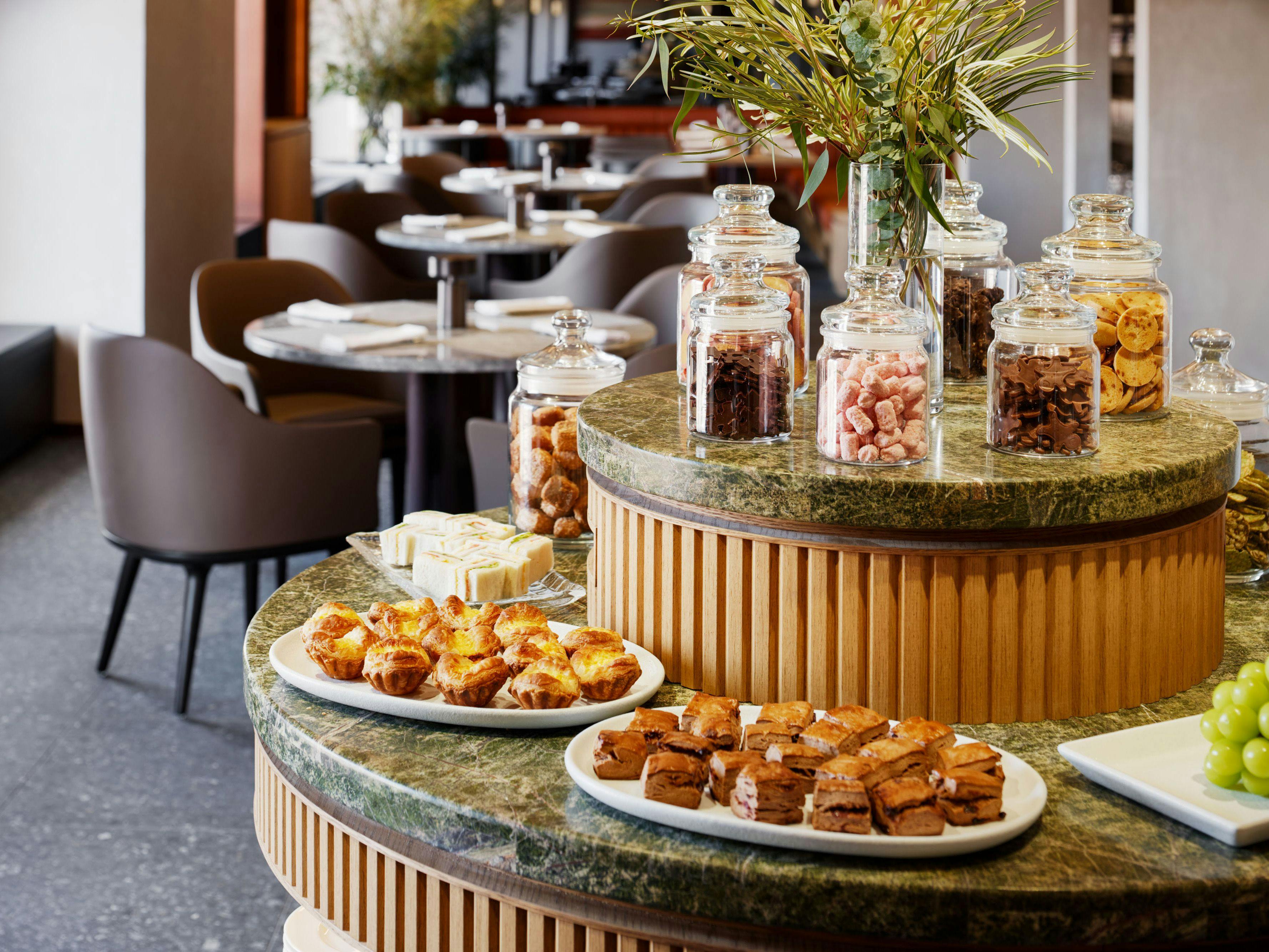 Diexgiyバルコニー小さなラウンドテーブルホテルビジネスレセプション交渉コーヒーテーブル冷たい飲み物ミルクティーショップラウンド ホテルのテーブルと椅子の組み合わせ  コーヒーショップ ミルクティーショップ 応接室 ビジネスホール デザートショップのテーブルと ...