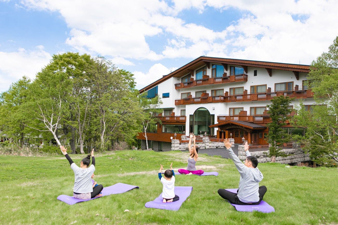 壮大な自然の中で楽しめる「森林ヨガ」