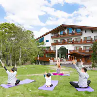 壮大な自然の中で楽しめる「森林ヨガ」