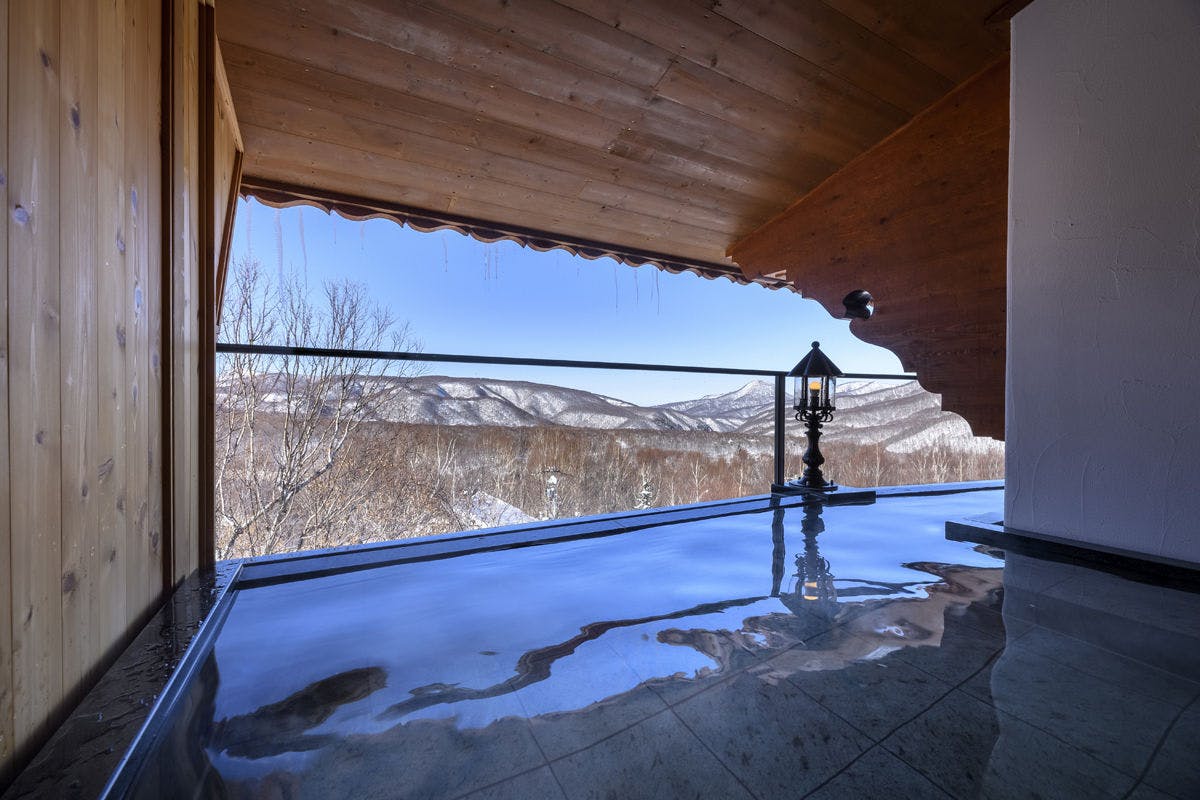 奥志賀の大自然を一望する空中露天風呂