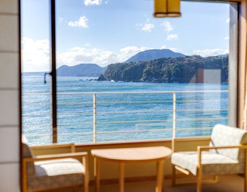 海を眺める和室