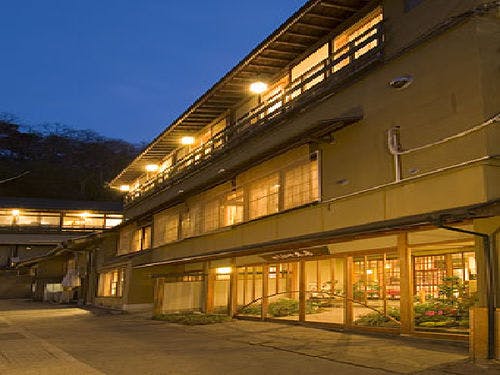 柏屋本店夜間外觀