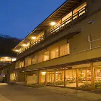 柏屋本店夜間外觀