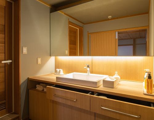 113神奈月　ボディーシャワーとベッド