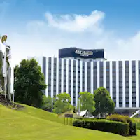 Hotel perkhidmatan penuh dikelilingi oleh alam semula jadi yang kaya