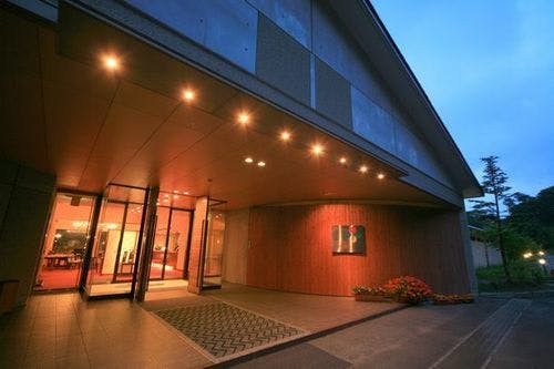 外観｜正面入口（夜）