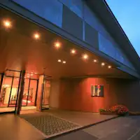 外観|正面入口(夜)