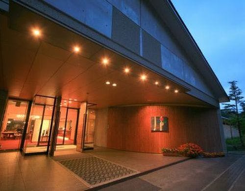 外観｜正面入口（夜）